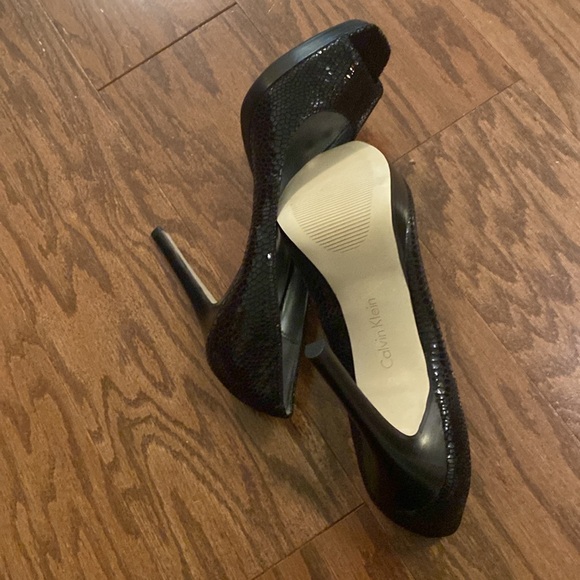 Calvin Klein Cora Metlc Honycmb NIB High Heels, Open Toed, 8M, 4.5” heels - Picture 5 of 7